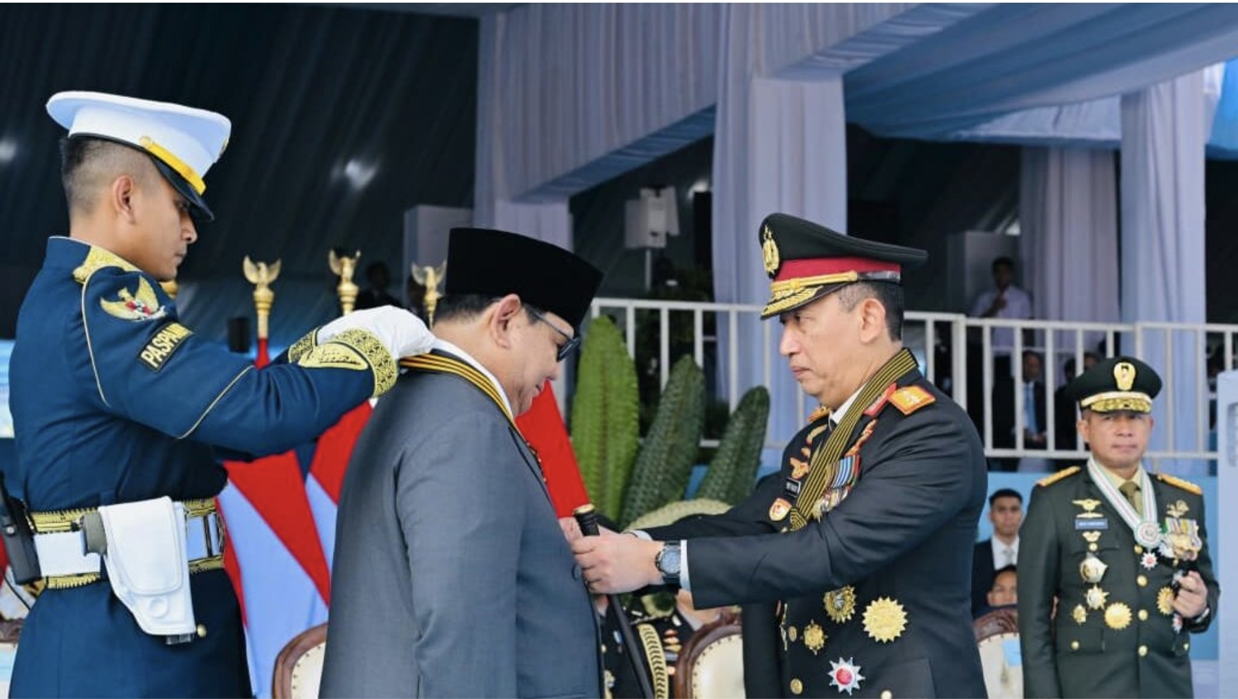 Prabowo Terima Medali Loka Praja Samrakshana, Minta Polri Terus Jaga Kehormatan dan Rakyat