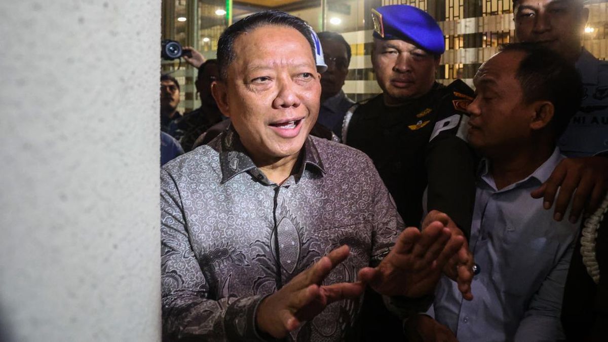 Resmi Ditahan, Eks Jampidsus Febrie Dibawa ke Rutan KPK Tengah Malam