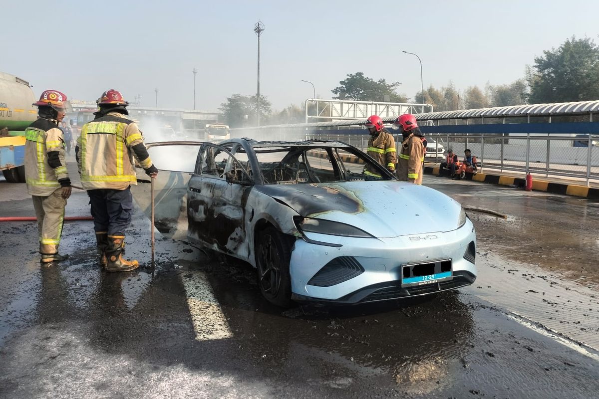 Sempat Terdengar Dentuman, Begini Kronologi Mobil Listrik BYD Terbakar di Tol Cikampek!