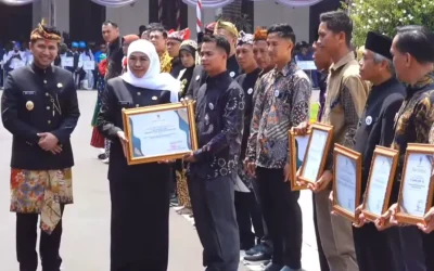 Banjir Penghargaan di Gedung Grahadi, Khofifah Apresiasi 49 Pihak yang Bikin Jatim Unggul