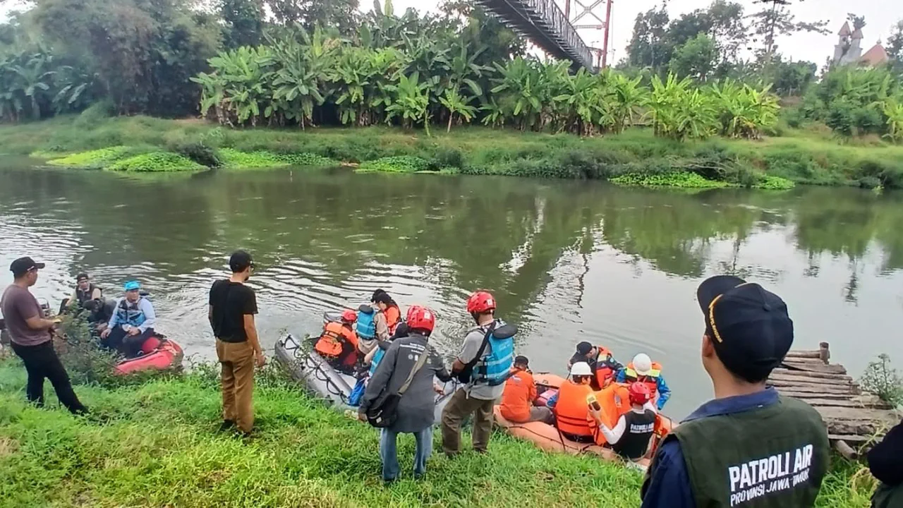 Sungai Surabaya Tercemar Aroma Tak Sedap, Tim Gabungan Libatkan Industri Turun Tangan!