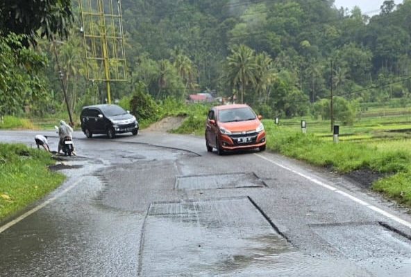 Kondisi sejumlah titik jalan nasional lintas Bukittinggi–Pasaman–Batas Sumatera Utara yang telah dibuka untuk pekerjaan patching, belum ditutup kembali, Jumat (25/9/2026).