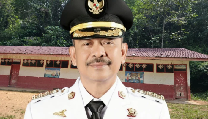 Kolase foto Bupati Mandailing Natal, Saipullah Nasution dan kondisi SDN 242 Ranjo Batu