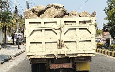 Dump Truck Batu Gebal Tanpa Terpal Bebas Melintas di Jalan Nasional, Pengguna Jalan Dibuat Was-Was !
