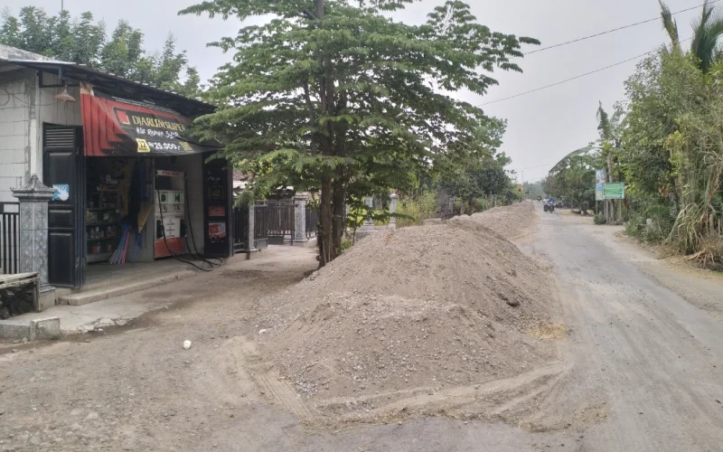 Tumpukan Material Lebih dari Sebulan di Sidorejo Saradan Tuai Sorotan: Tanpa Rambu Pengaman, Progres Proyek Dipertanyakan