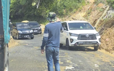 Jalan Nasional Bukittinggi–Batas Sumut Rusak Parah Berbulan-bulan, BPJN Sumbar Bungkam