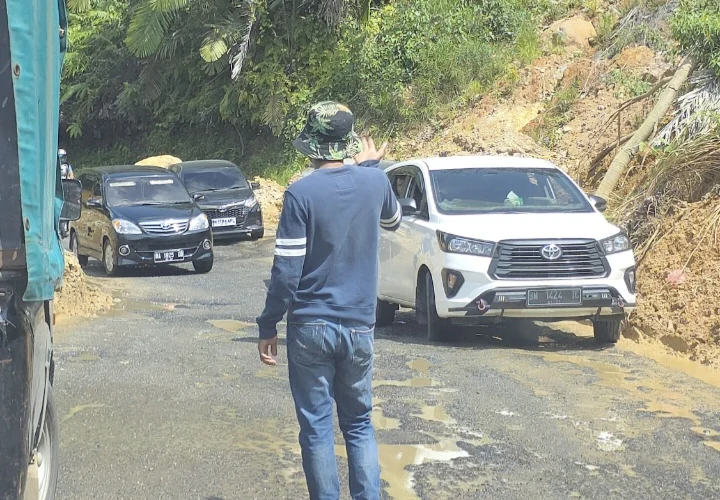 Jalan Nasional Bukittinggi–Batas Sumut Rusak Parah Berbulan-bulan, BPJN Sumbar Bungkam
