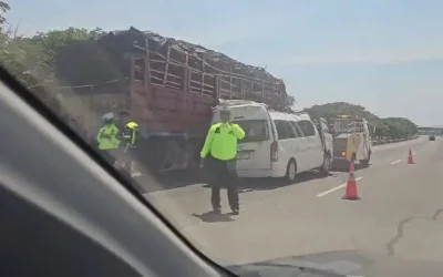 Kecelakaan Rombongan Suporter PSS Sleman di Tol Madiun: Diduga Sopir Mengantuk, Minibus Ringsek Parah