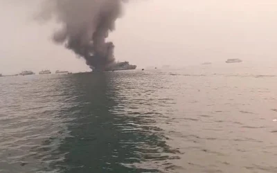 Detik-Detik KMP Batumandi Terbakar di Merak, Penumpang Panik Dievakuasi Pakai Kapal Kecil!